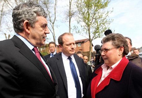 Gordon Brown im Gespräch mit Gillian Duffy in Rochdale