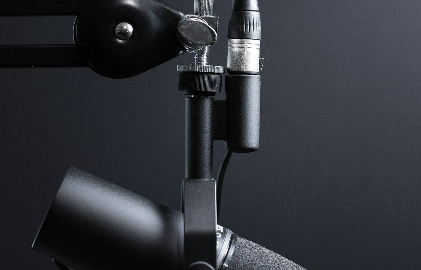 Mikrofonarm und XLR-Stecker im Aufnahmestudio